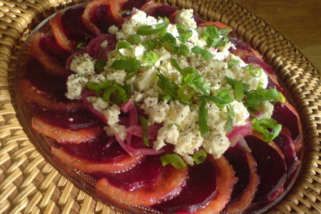 Салат-карпаччо из печёной свёклы,брынзы и томатов: шаг 5