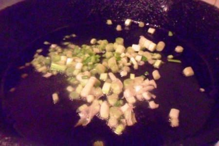 Рис с лососем и зелёным луком: шаг 1