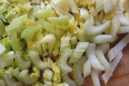 Теплый салат с брокколи, сельдереем, кабачком и чесночком!: шаг 2