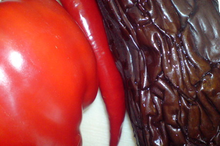 Салат из запечённого баклажана и красного перца: шаг 1