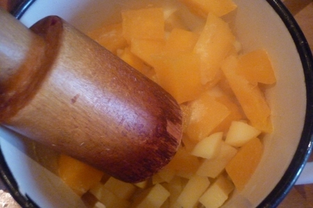 Баклажаны, фаршированные овощным соте, под картофельной шубкой: шаг 3
