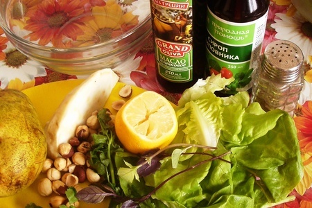Сочный салат из груши с фундуком и сельдереем.: шаг 1
