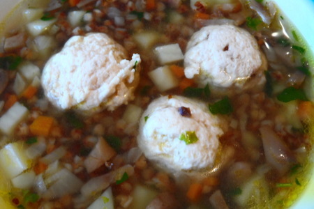 Суп с гречневой крупой,грибами и фрикадельками(фрикадельки с сюрпризом): шаг 7