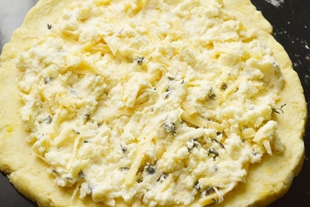 Лепешка из творожного теста с сыром.: шаг 5