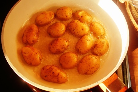 Картошечка, запеченная с грибами и помидорами.: шаг 1