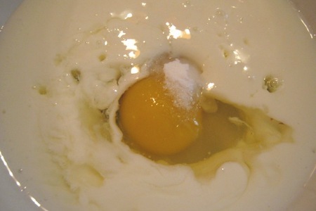 Мини-лепешки с яйцом и луком: шаг 1