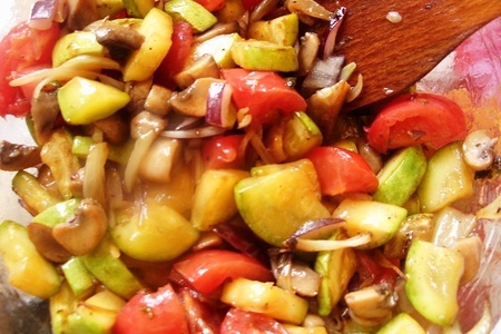 Теплый салат из грибов с цуккини и базиликовым маслом. фм « моя иллюстрация к рецепту».: шаг 4