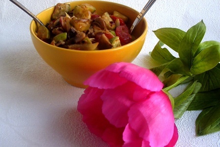 Теплый салат из грибов с цуккини и базиликовым маслом. фм « моя иллюстрация к рецепту».: шаг 5
