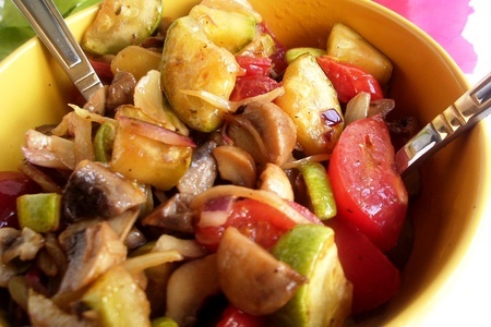 Теплый салат из грибов с цуккини и базиликовым маслом. фм « моя иллюстрация к рецепту».: шаг 6