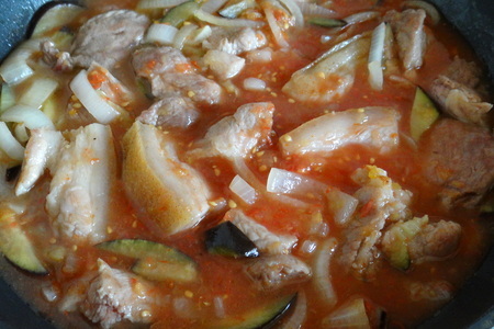 Парная свинина, тушеная в томатном соке с баклажанами для сени (к/ф кухня): шаг 3