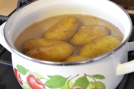 Молодой картофель с топленым маслом. : шаг 1