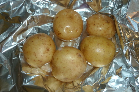Салат из молодого картофеля с сельдью и зеленью: шаг 1
