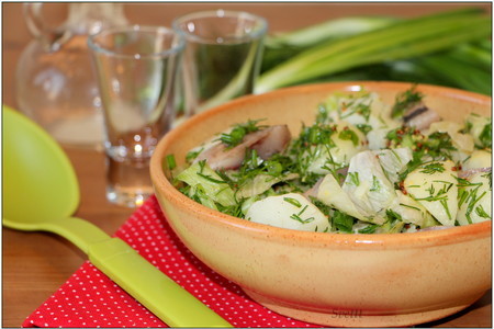 Салат из молодого картофеля с сельдью и зеленью: шаг 4