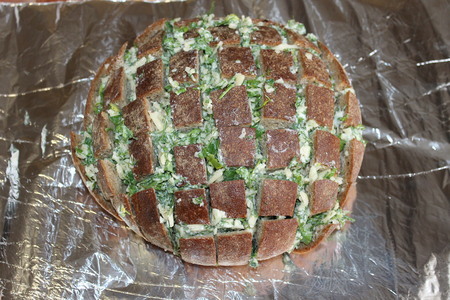 Пикничный хлеб с сыром, зеленью и чесноком: шаг 4