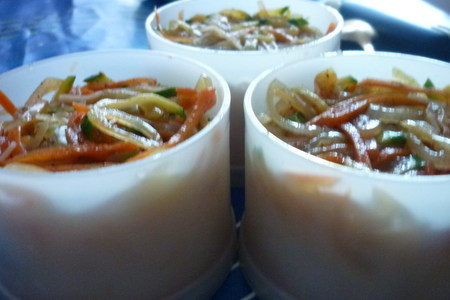 Салат с рисовой лапшой,морепродуктами и маринованными овощами: шаг 4