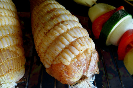 Рулет из куриной грудки с сыром и луком и овощи на шпажках - все на пикник!: шаг 8