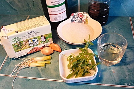 Жаренный тофу под карамельным соусом.: шаг 1