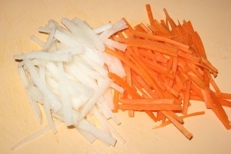 Салат из моркови и дайкона: шаг 1