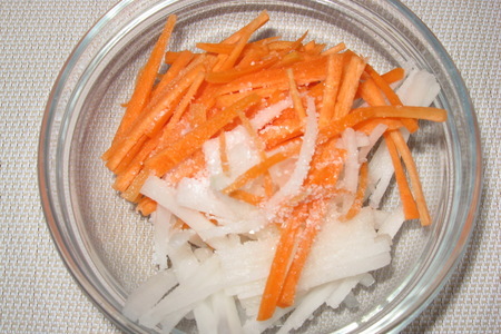 Салат из моркови и дайкона: шаг 2