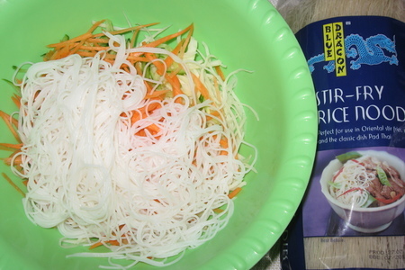 Салат "овощной" с рисовой лапшой: шаг 5