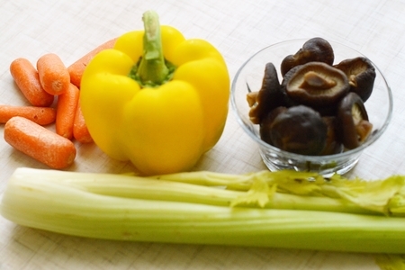 Роллы с гречневой лапшой, шиитаке и овощами.: шаг 2
