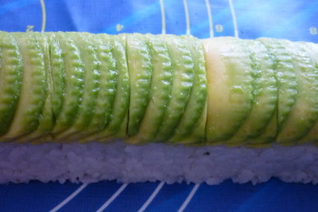 Суши с копченым палтусом,авокадо и свежим огурцом: шаг 6