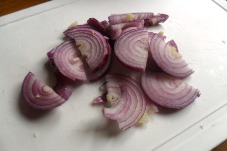 Тёплый картофельный салат с красным луком и маслинамии: шаг 1
