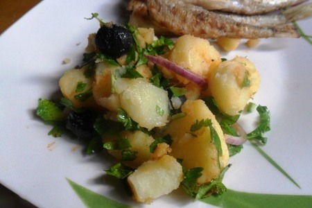 Тёплый картофельный салат с красным луком и маслинамии: шаг 4