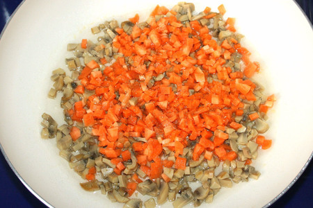 Картофельные роллы с грибами и морковью + густой соус из огурца и черемши: шаг 5