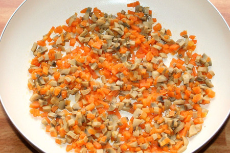 Картофельные роллы с грибами и морковью + густой соус из огурца и черемши: шаг 6