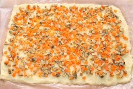 Картофельные роллы с грибами и морковью + густой соус из огурца и черемши: шаг 8