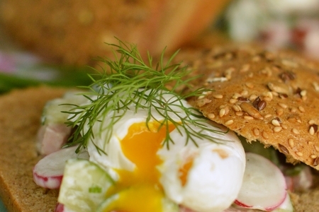 Салат с ветчиной и яйцом пашот в булке: шаг 4