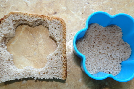 Яичница в тосте или цветочный завтрак для ребенка: шаг 1