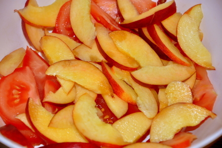 Салат из помидоров и нектаринов: шаг 1