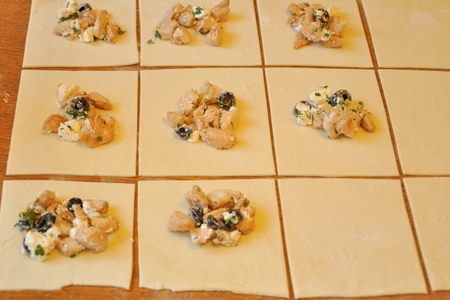 Пирожки из слоеного теста с курицей, фетой и оливками: шаг 2