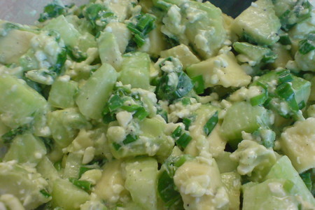 Салат "изумрудный"  из авокадо,огурца и зелёного лучка: шаг 6