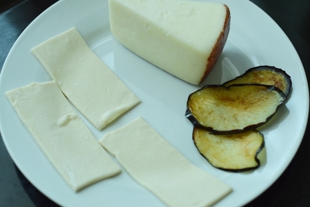 Закускаиз баклажана с сыром в слоеном тесте.: шаг 2
