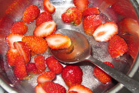 Сырники с ягодами и ягодным соусом: шаг 7