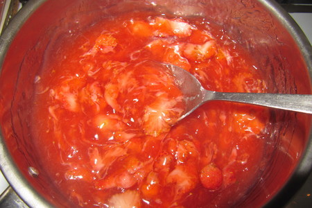 Сырники с ягодами и ягодным соусом: шаг 8