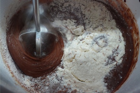 Шоколадно-творожный пирог с малиной из мультискороварки: шаг 3
