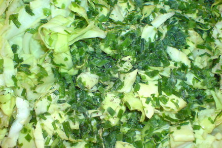 Салат из молодой капусты,зелени и яиц: шаг 3