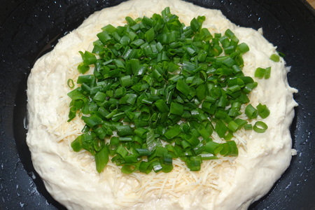 Жаренный пирог на кефире с сыром и луком: шаг 2