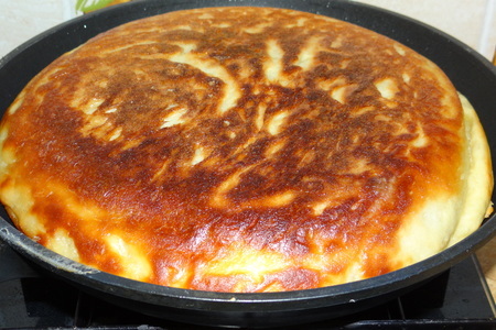 Жаренный пирог на кефире с сыром и луком: шаг 5