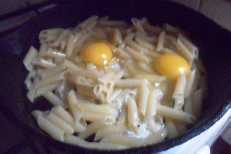 Макароны с яйцом: шаг 2