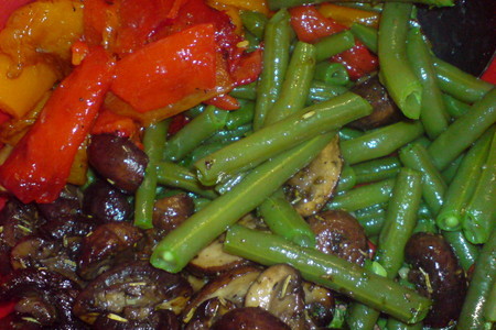 Салат из печёных перцев,зелёной фасоли,шампиньонов и брынзы: шаг 3