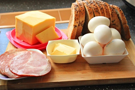 Корзинки из цельнозернового хлеба с яйцом и беконом: шаг 1
