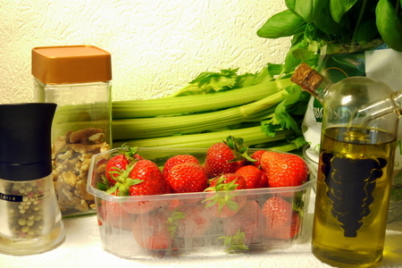Клубничный салат с сельдереем и грецкими орехами : шаг 1