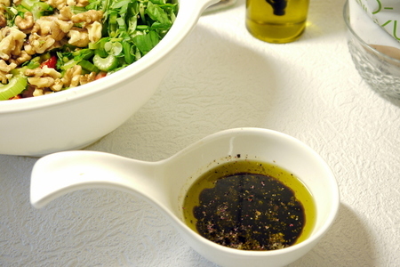 Клубничный салат с сельдереем и грецкими орехами : шаг 3