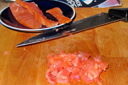 Яичница-болтунья с копченым лососем в булке: шаг 3