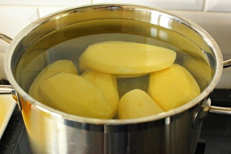 Картофельные мини киши с козьим сыром и чипсами из бекона: шаг 2